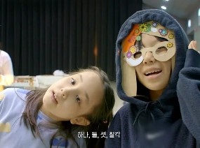 [대한민국 자폐가족 표류기] 함께 그리는 미술 교실을 통해 계속해서 변화하는 모습을 보이는 자폐 아동
