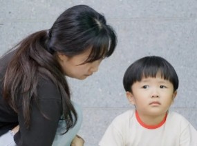 [대한민국 자폐가족 표류기] 엄마와의 산책 중 텐트럼을 보이는 아이